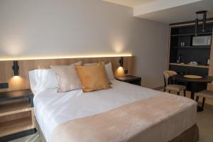 Cama ou camas em um quarto em Urbana Suites