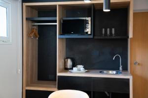 A cozinha ou cozinha compacta de Urbana Suites
