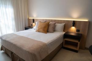 Cama ou camas em um quarto em Urbana Suites