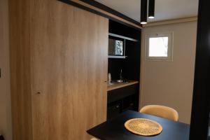 Uma TV ou centro de entretenimento em Urbana Suites