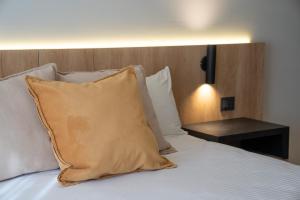 Cama ou camas em um quarto em Urbana Suites