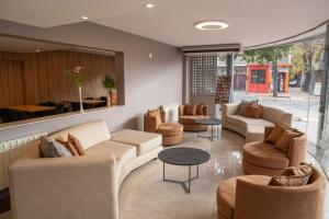 Uma área de estar em Urbana Suites