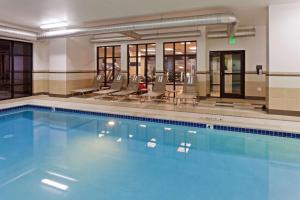 duży basen z krzesłami w obiekcie Hampton Inn & Suites Denver Airport / Gateway Park w Aurorze