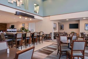 uma sala de jantar com mesas e cadeiras em Hampton Inn & Suites Denver-Speer Boulevard em Denver