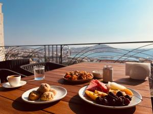 een houten tafel met borden eten erop bij MONALİSA HOTELS in Kuşadası