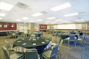 une salle de banquet avec des tables et des chaises dans une pièce dans l'établissement Homewood Suites by Hilton Denver International Airport, à Aurora