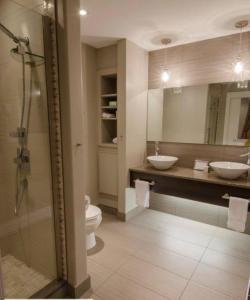 Vonios kambarys apgyvendinimo įstaigoje Around the Sea - Cana da's Rotating House, Suites & Tours