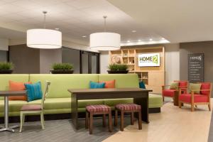 Home2 Suites by Hilton Denver Highlands Ranch的休息区