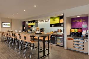 Home2 Suites by Hilton Denver Highlands Ranch的厨房或小厨房