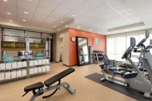 un gimnasio con cintas de correr y elípticas en un edificio en Home2 Suites by Hilton Denver Highlands Ranch, en Highlands Ranch