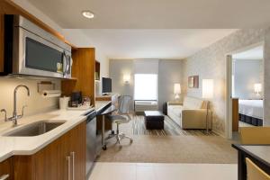 Home2 Suites by Hilton Denver Highlands Ranch的厨房或小厨房