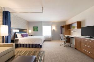 Home2 Suites by Hilton Denver Highlands Ranch客房内的一张或多张床位