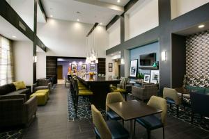 um átrio de um hotel com mesas e cadeiras em Hampton Inn & Suites Dallas/Ft. Worth Airport South em Euless