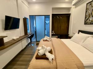 Una habitación de hotel con una cama con toallas. en chillax Thoddoo, en Thoddoo