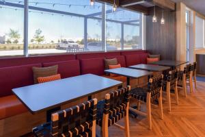 une rangée de tables et de chaises dans un restaurant dans l'établissement Tru By Hilton Coppell DFW Airport North, à Coppell