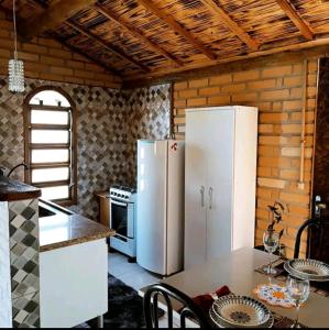 Η κουζίνα ή μικρή κουζίνα στο Chalé Quiosque Família tucano