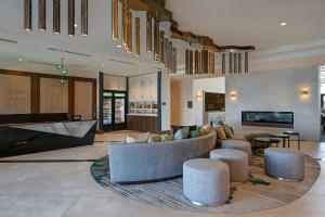 un soggiorno con divano, sedie e tavolo di Homewood Suites by Hilton Dallas The Colony a The Colony