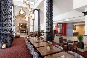 Restaurace v ubytování Hilton Garden Inn Denison/Sherman/At Texoma Event Center