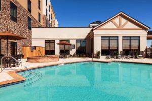 Swimmingpoolen hos eller tæt på Hilton Garden Inn Denison/Sherman/At Texoma Event Center