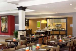 Restaurace v ubytování Hilton Garden Inn Denison/Sherman/At Texoma Event Center