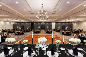 Restaurace v ubytování Hilton Garden Inn Denison/Sherman/At Texoma Event Center + 26 fotografií