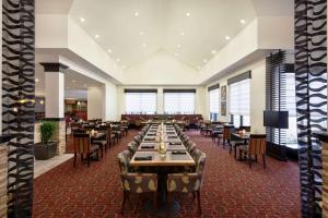 een grote eetkamer met tafels en stoelen bij Hilton Garden Inn Denison/Sherman/At Texoma Event Center in Sherman