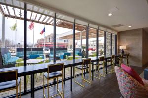 Bazén v ubytování Home 2 Suites By Hilton Fairview Allen nebo v jeho okolí