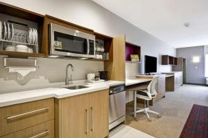 Kuchyň nebo kuchyňský kout v ubytování Home 2 Suites By Hilton Fairview Allen