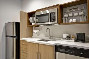 Kuchyň nebo kuchyňský kout v ubytování Home 2 Suites By Hilton Fairview Allen