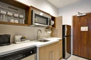 Kuchyň nebo kuchyňský kout v ubytování Home 2 Suites By Hilton Fairview Allen