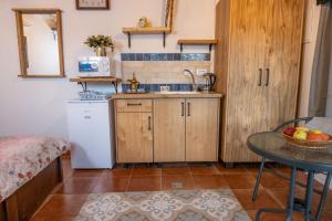a small kitchen with a sink and a table at לומינוס הגפן in Ḥurfeish