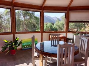 Cảnh núi rừng hoặc tầm nhìn ra núi từ nhà nghỉ dưỡng