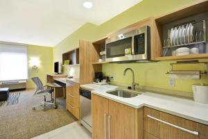 Home2 Suites By Hilton Dallas Addison في أديسون: مطبخ مع حوض و كونتر توب