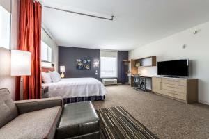 ein Hotelzimmer mit einem Bett und einem Schreibtisch in der Unterkunft Home2 Suites By Hilton Fort Worth Northlake in Roanoke