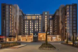 Una representación del hotel de suites de la embajada al anochecer en Embassy Suites By Hilton Denton Convention Center, en Denton