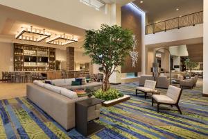 Posezení v ubytování Embassy Suites By Hilton Denton Convention Center