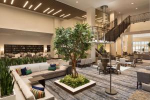 Posezení v ubytování Embassy Suites By Hilton Denton Convention Center