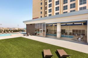 Bazén v ubytování Embassy Suites By Hilton Denton Convention Center nebo v jeho okolí