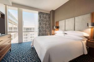 Postel nebo postele na pokoji v ubytování Embassy Suites By Hilton Denton Convention Center