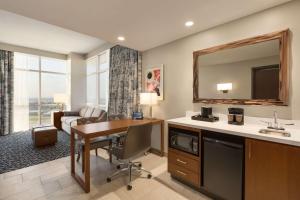 Kuchyň nebo kuchyňský kout v ubytování Embassy Suites By Hilton Denton Convention Center