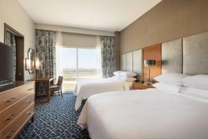 Postel nebo postele na pokoji v ubytování Embassy Suites By Hilton Denton Convention Center