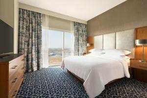 Postel nebo postele na pokoji v ubytování Embassy Suites By Hilton Denton Convention Center