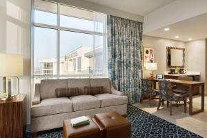Posezení v ubytování Embassy Suites By Hilton Denton Convention Center