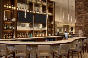 Lounge nebo bar v ubytování Embassy Suites By Hilton Denton Convention Center