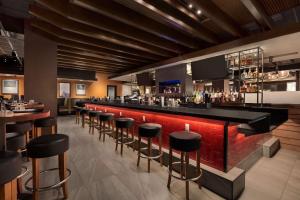Lounge nebo bar v ubytování Embassy Suites By Hilton Denton Convention Center