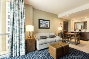 Posezení v ubytování Embassy Suites By Hilton Denton Convention Center