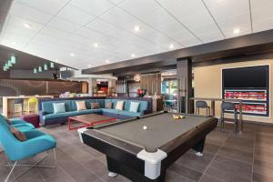 a billiard room with a pool table and a bar at Tru By Hilton Duluth Mall Area in Duluth