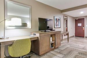 迪克森的住宿－迪克森漢普頓酒店，一张桌子,电视机和椅子放在房间里