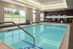 - une piscine dans une chambre d'hôtel dans l'établissement Tru By Hilton Duluth Mall Area, à Duluth