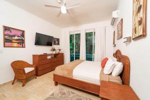 TV a/nebo společenská místnost v ubytování Suites at Grand Laguna Beach by Calisto Stays